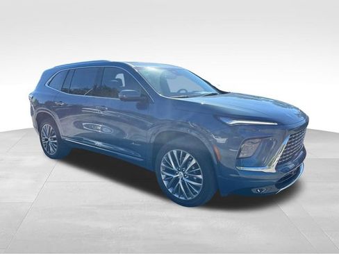 Used 2025 Buick Enclave Avenir FWD image 3