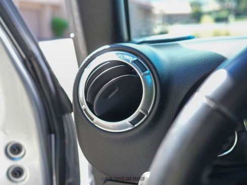 Used 2016 Jeep Wrangler Unlimited Rubicon image 46