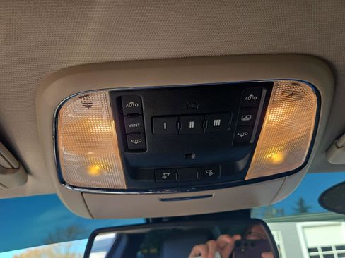 Used 2018 Chrysler 300 Limited w/ Safetytec Plus Group image 19