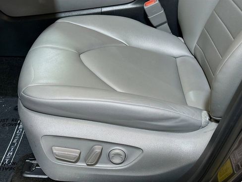 Used 2023 Toyota Highlander XLE FWD image 16