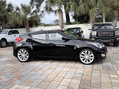 Used 2013 Hyundai Veloster w/ Style Pkg image 3