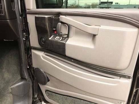 Used 2018 GMC Savana 2500 Extended w/ Enhanced Convenience Package image 32