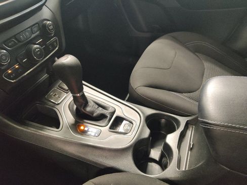 Used 2019 Jeep Cherokee Latitude w/ Cold Weather Group FWD image 26