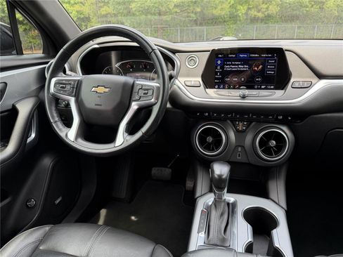 Used 2021 Chevrolet Blazer LT w/ Sound & Technology Package FWD image 3