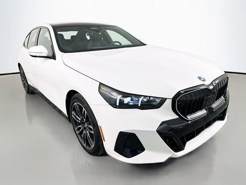 Used 2025 BMW 530i w/ M Sport Package image 3