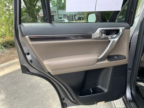 Used 2023 Lexus GX 460 Premium w/ Premium Package image 15