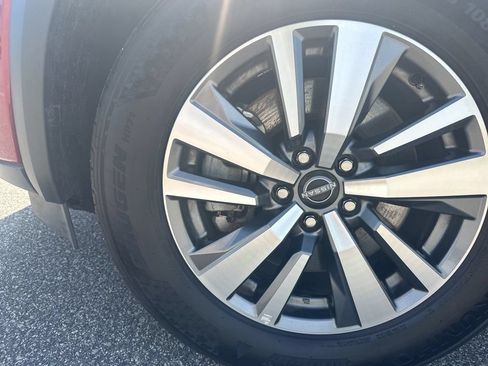 Used 2025 Nissan Pathfinder SL AWD/4WD image 9