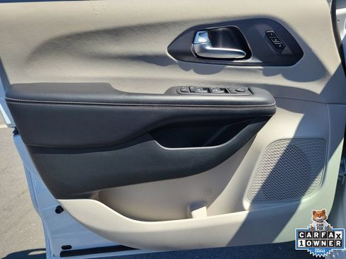 Used 2024 Chrysler Pacifica Touring-L FWD image 20