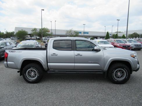 Used 2019 Toyota Tacoma TRD Sport RWD image 2