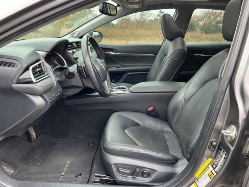 Used 2018 Toyota Camry XSE image 12