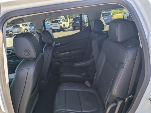 Used 2023 GMC Acadia SLT image 14