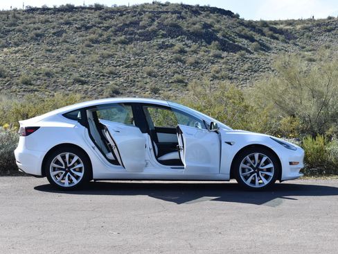 Used 2020 Tesla Model 3 Standard Range Plus image 10