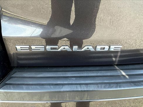 Used 2018 Cadillac Escalade Luxury image 9