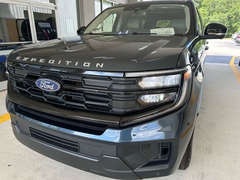 Used 2025 Ford Expedition Active AWD/4WD image 2