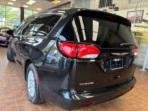 Used 2022 Chrysler Voyager LX FWD image 6