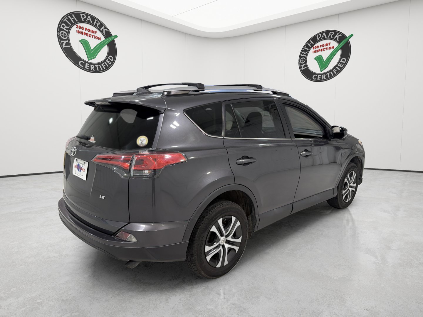 Used 2018 Toyota RAV4 LE FWD image 5