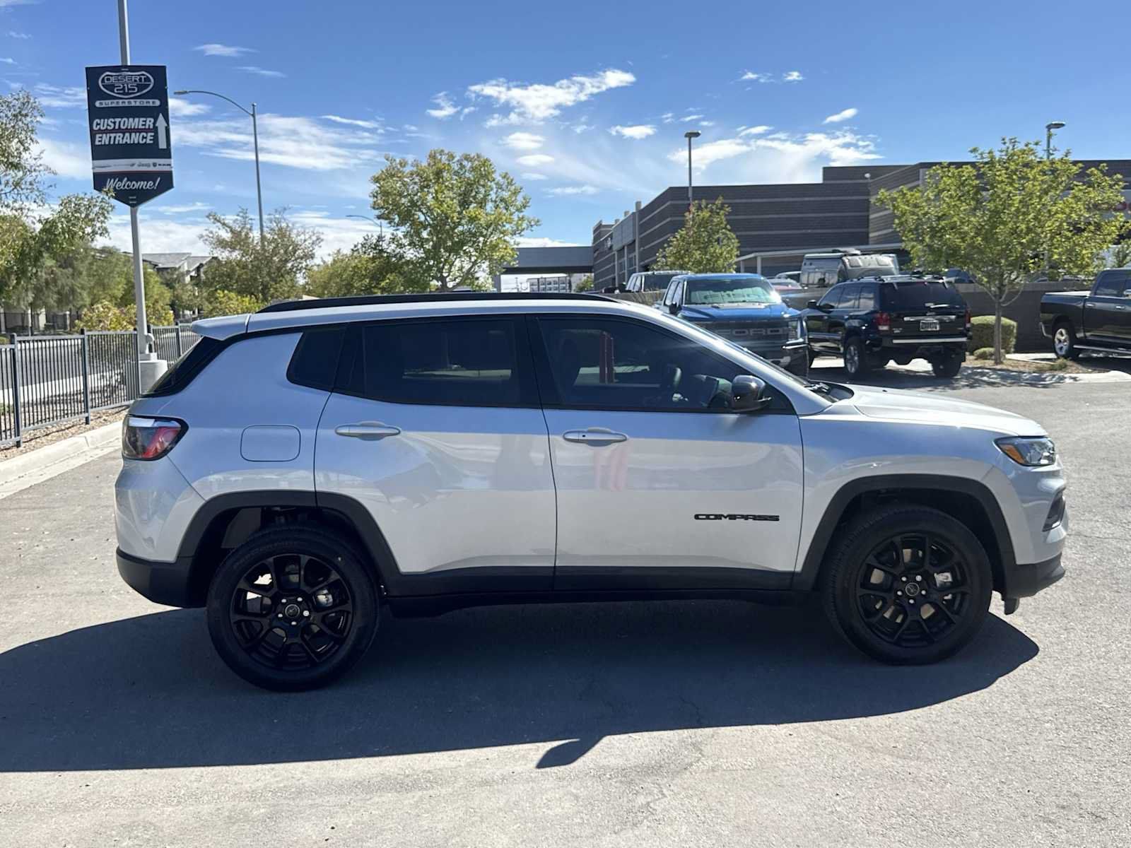Used 2026 Jeep Compass Latitude AWD/4WD image 9
