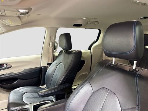 Used 2021 Chrysler Pacifica Touring-L w/ Uconnect Theater Family Group image 23