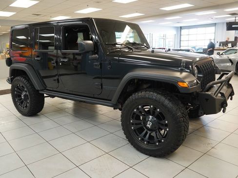 Used 2017 Jeep Wrangler Unlimited Sahara AWD/4WD image 12
