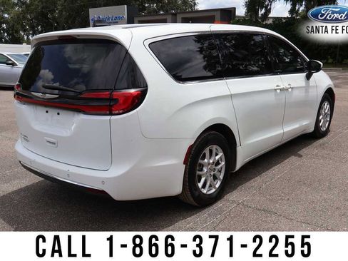 Used 2023 Chrysler Pacifica Touring-L FWD image 6