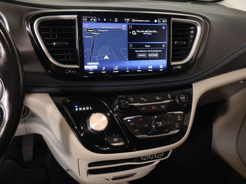 Used 2021 Chrysler Pacifica Touring-L FWD image 5