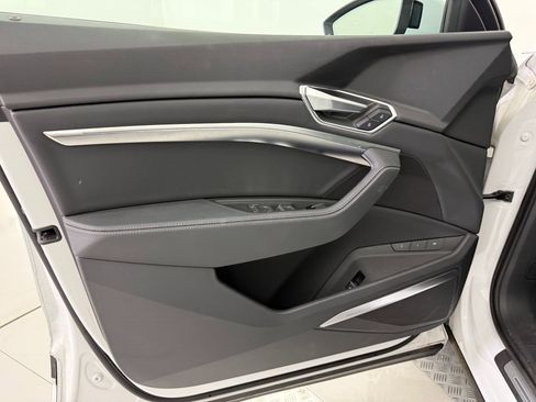 Used 2022 Audi e-tron Premium Plus w/ Premium Plus Package image 26