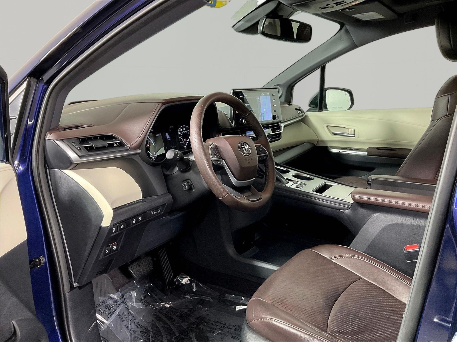 Used 2021 Toyota Sienna Platinum AWD/4WD image 17
