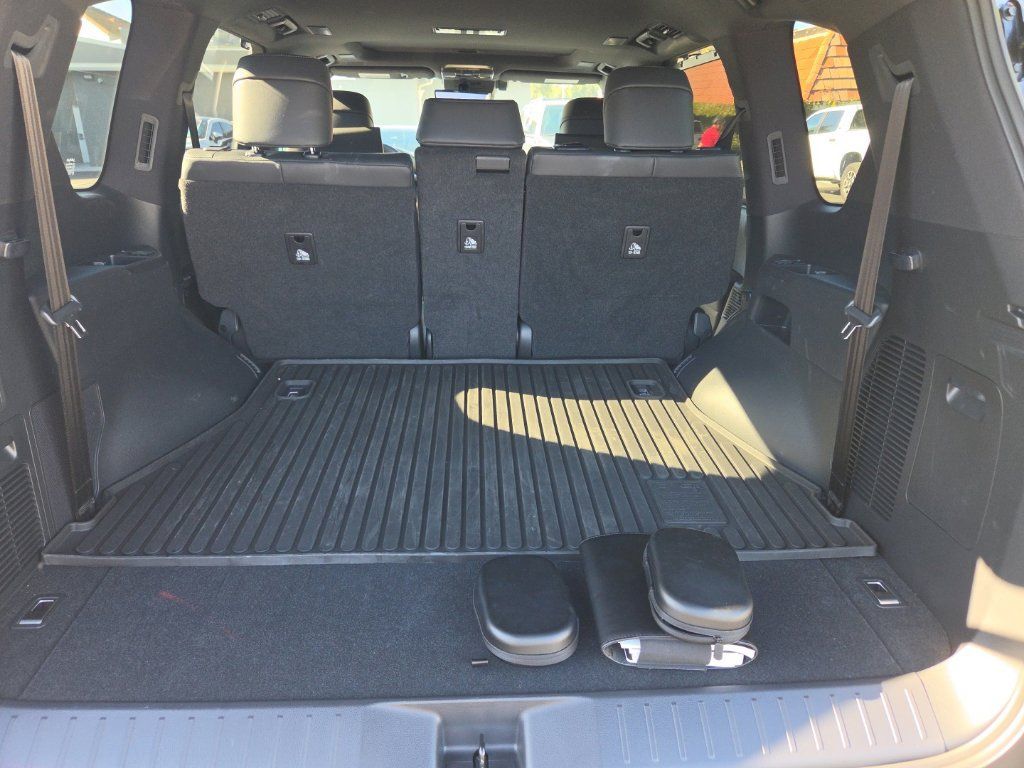 Used 2026 Lexus LX 600 4WD w/ Accessory Package (2T) image 12