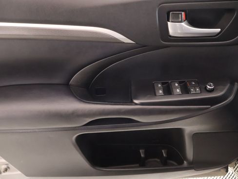 Used 2019 Toyota Highlander SE image 17