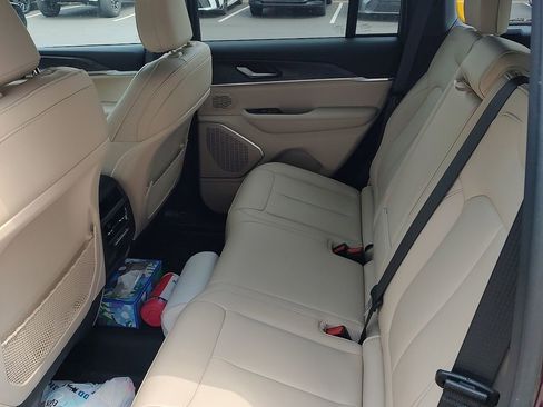 Used 2025 Jeep Grand Cherokee Limited RWD image 13