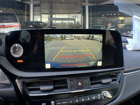 Certified 2025 Lexus ES 300h w/ Premium Package image 17