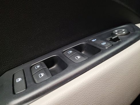 Used 2021 Hyundai Venue SEL w/ Cargo Package FWD image 27