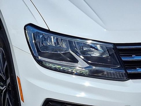Used 2021 Volkswagen Tiguan SE w/ Panoramic Sunroof Package image 9