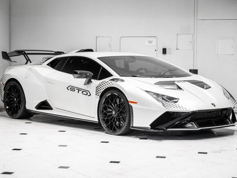 Used 2023 Lamborghini Huracan STO RWD image 3