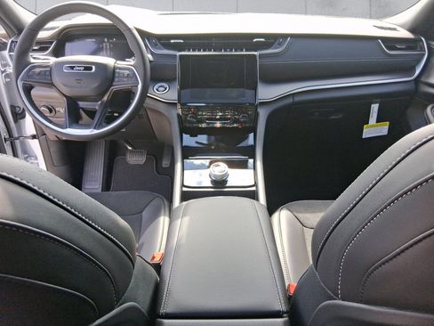 New 2025 Jeep Grand Cherokee Altitude image 11