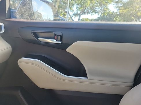 Used 2021 Toyota Highlander XLE image 38