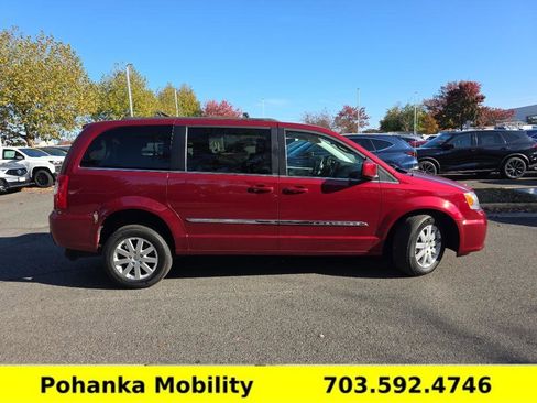 Used 2013 Chrysler Town & Country Touring image 10