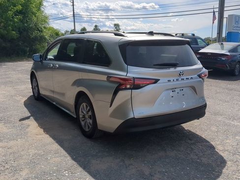 Used 2022 Toyota Sienna XLE image 5