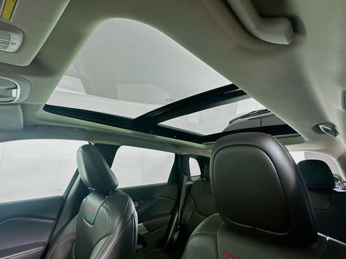 Used 2018 Jeep Cherokee Trailhawk w/ Quick Order Package 27L AWD/4WD image 24