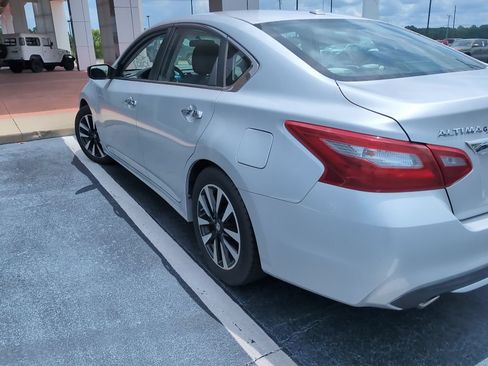 Used 2018 Nissan Altima 2.5 SV FWD image 2