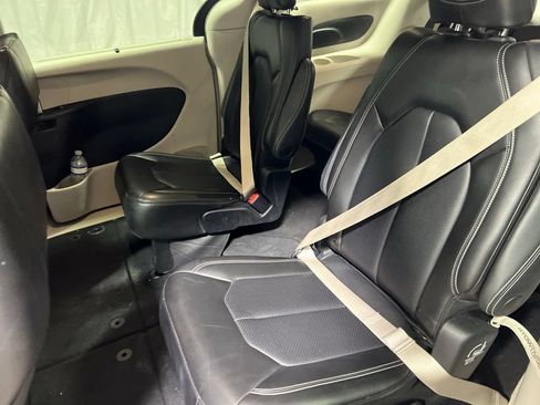 Used 2023 Chrysler Pacifica Touring-L FWD image 14