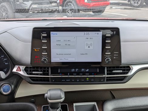 Certified 2024 Toyota Sienna XLE image 3