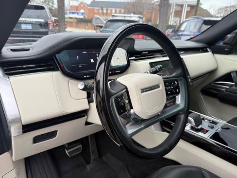 Used 2023 Land Rover Range Rover Long Wheelbase SE image 12