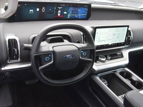 Used 2025 Ford Expedition Platinum image 15