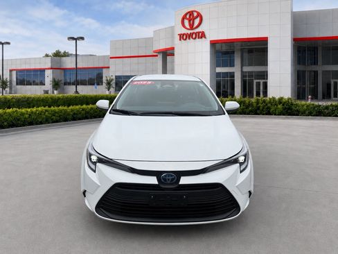 Used 2025 Toyota Corolla LE w/ LE Premium Package AWD/4WD image 2