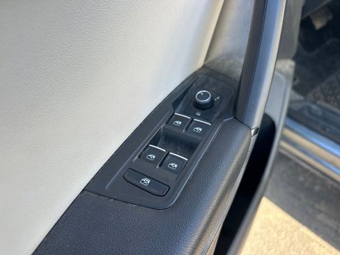 Used 2019 Volkswagen Tiguan SE w/ Panoramic Sunroof Package image 11