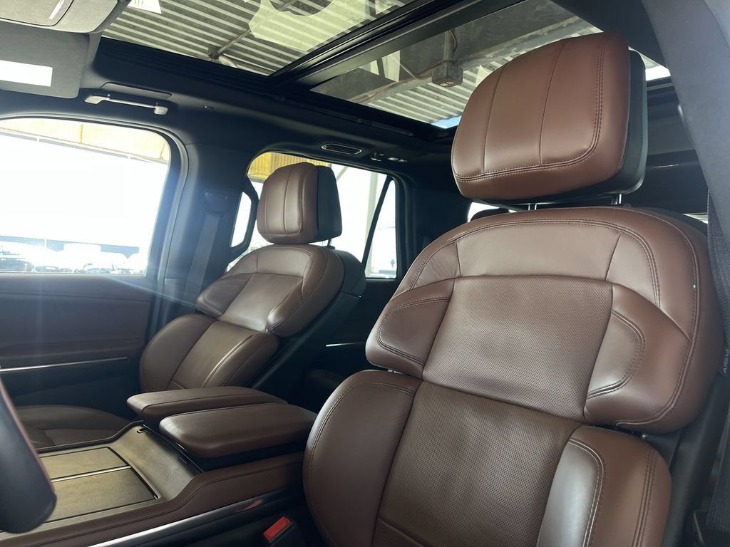 Used 2025 Lincoln Navigator Reserve AWD/4WD image 19
