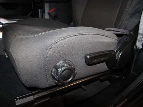 Used 2021 Jeep Wrangler Sport S image 7