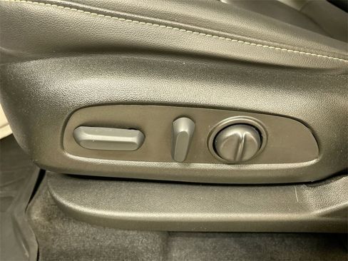 Used 2023 Chevrolet Traverse LT image 10