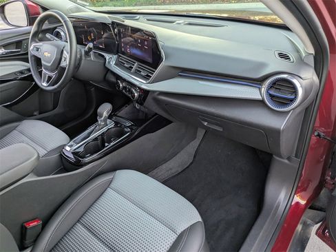 Used 2025 Chevrolet Trax LT w/ LT Convenience Package image 29